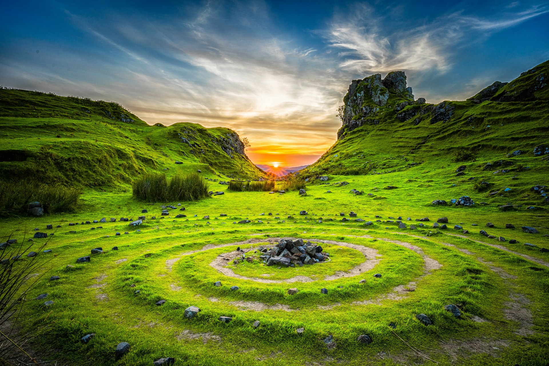 Atardecer dorado sobre un campo — la creación de Dios